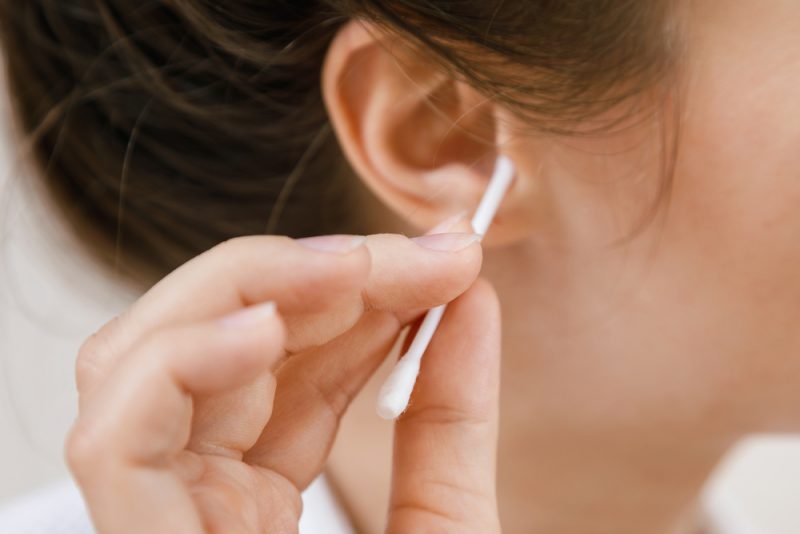 Вопрос: вредно ли чистить уши ватными палочками?. Изображение номер 1
