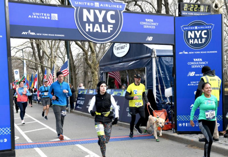Незрячий бегун финишировал на Нью-Йоркском полумарафоне с тремя собаками-поводырями. Изображение номер 2