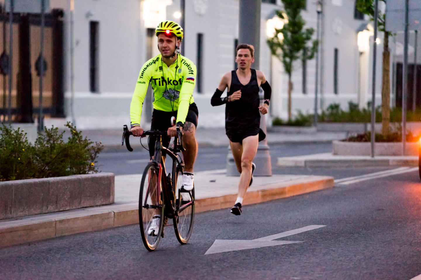 Бегуны обогнали поезд московского метро. Изображение номер 1