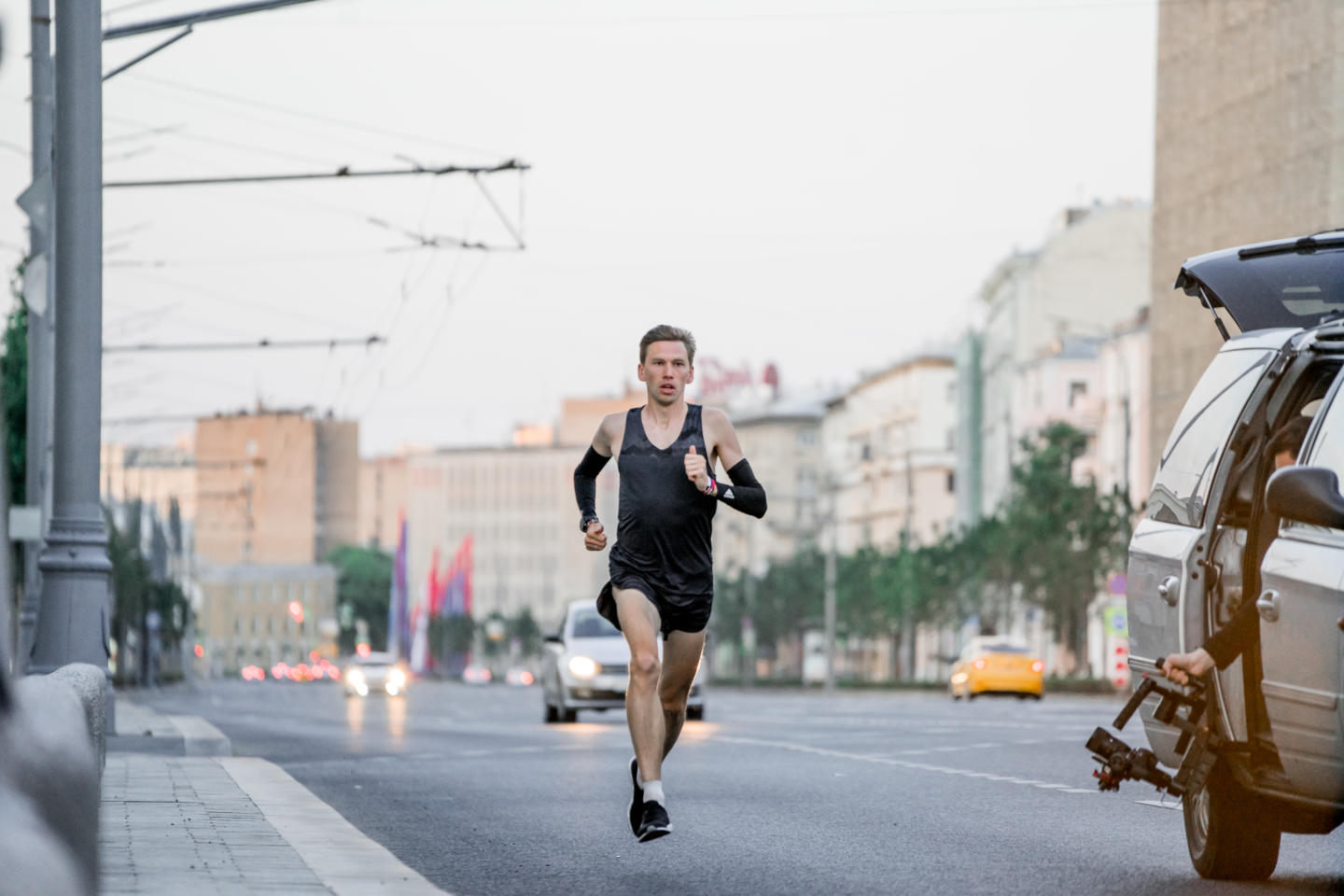 Бегуны обогнали поезд московского метро. Изображение номер 8