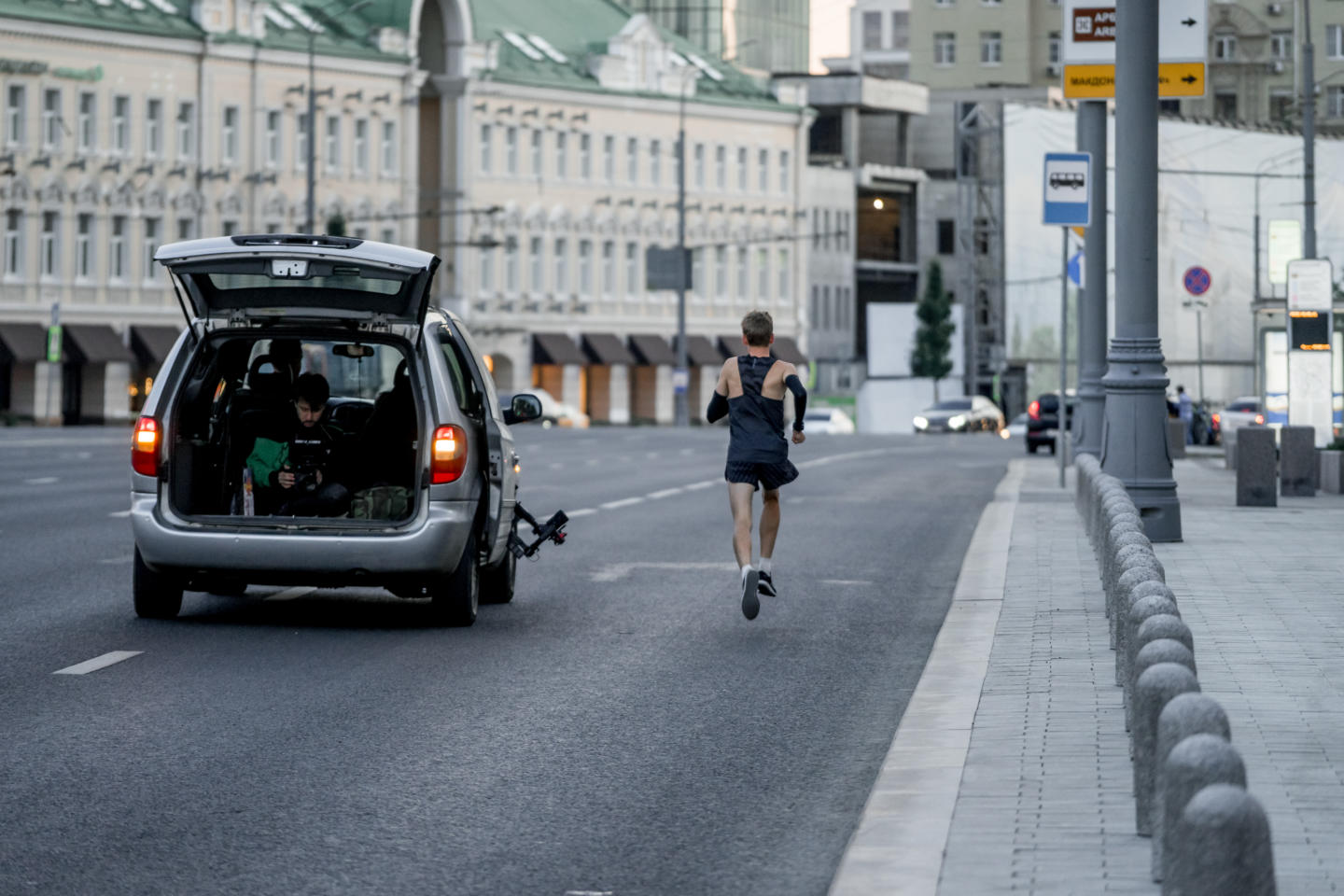 Бегуны обогнали поезд московского метро. Изображение номер 2