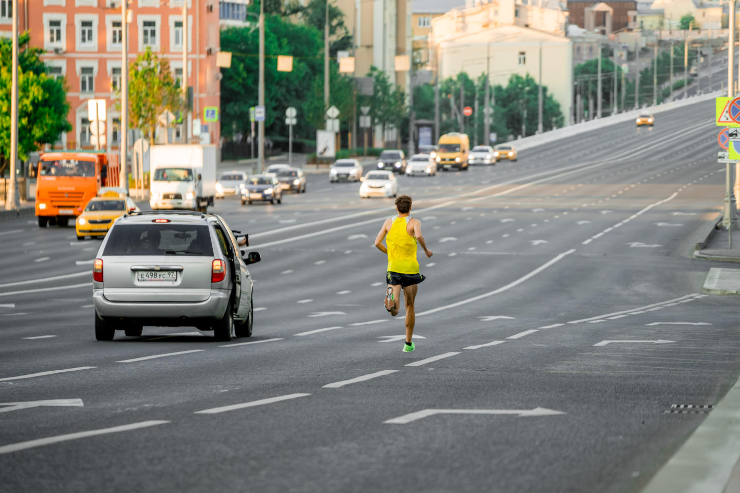 Бегуны обогнали поезд московского метро. Изображение номер 4