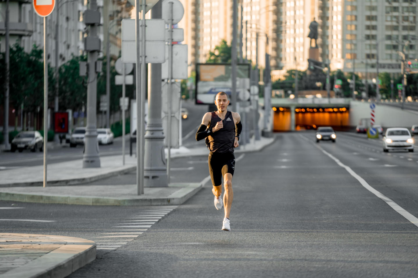 Бегуны обогнали поезд московского метро. Изображение номер 5