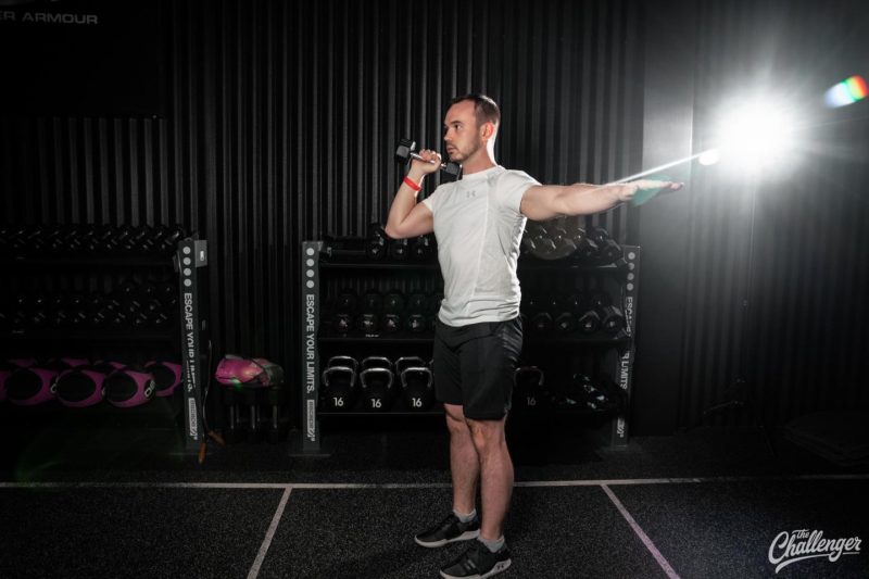 Упражнение дня: выпад и жим гантели вверх. Изображение номер 1