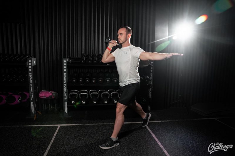 Упражнение дня: выпад и жим гантели вверх. Изображение номер 2