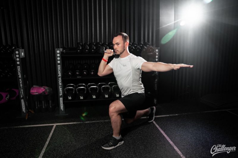 Упражнение дня: выпад и жим гантели вверх. Изображение номер 3