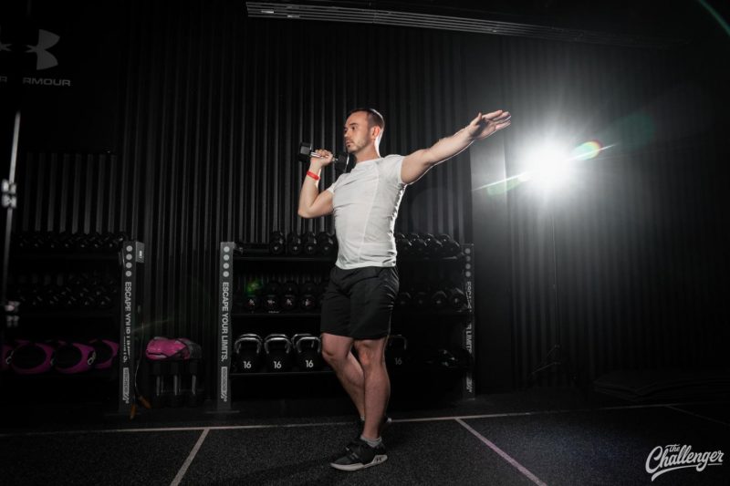 Упражнение дня: выпад и жим гантели вверх. Изображение номер 4