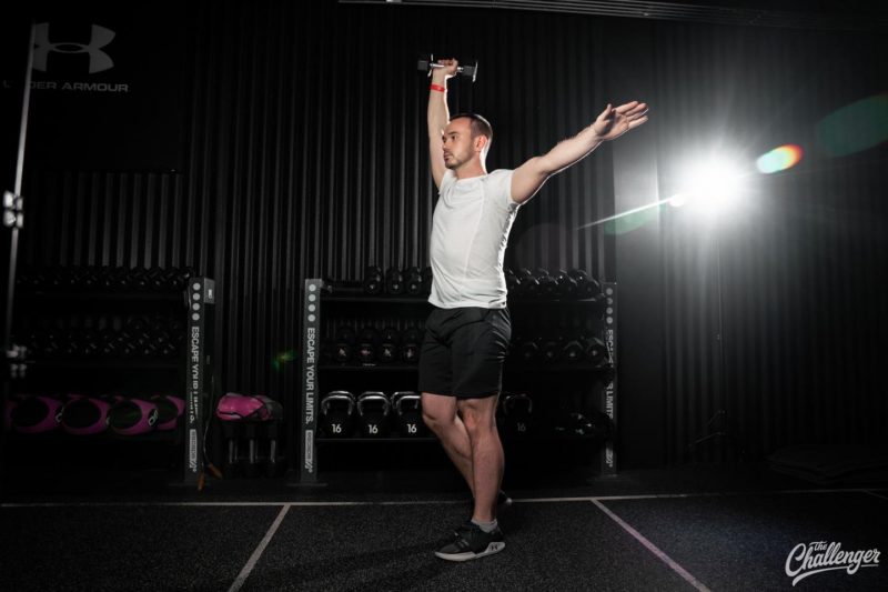 Упражнение дня: выпад и жим гантели вверх. Изображение номер 5