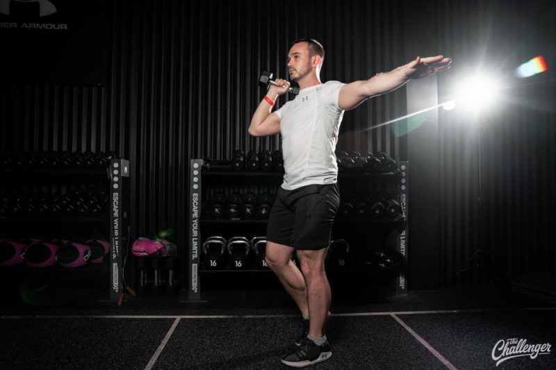 Упражнение дня: выпад и жим гантели вверх. Изображение номер 6