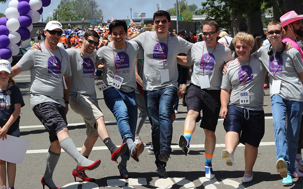 В США мужчины пробегут на каблуках в поддержку женщин. Изображение номер 1