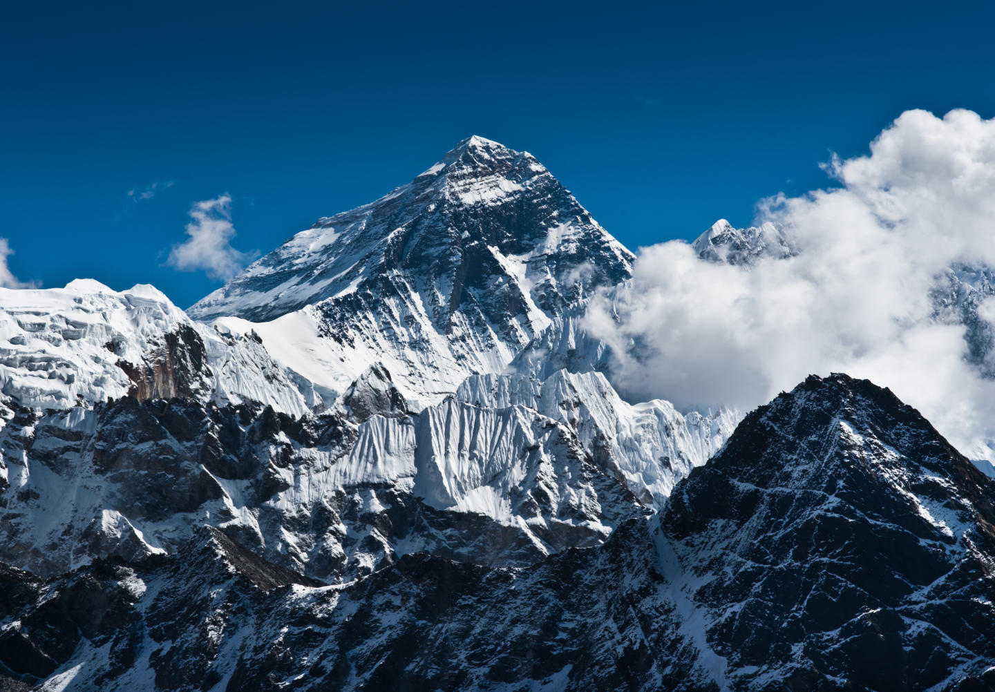 Непалец взошёл на Эверест в 23-й раз и установил мировой рекорд. Изображение номер 1