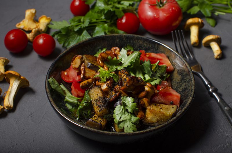 Изображение рецепта Салат с лисичками, баклажанами и кинзой