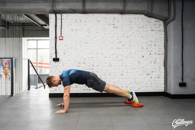 Круговая тренировка с дисками от штанги: 7 эффективных упражнений. Изображение номер 26