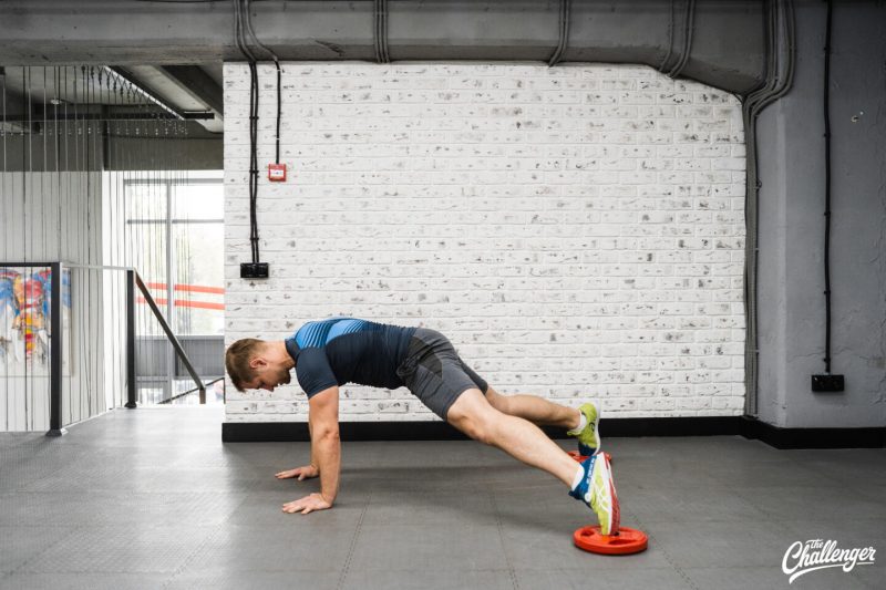 Круговая тренировка с дисками от штанги: 7 эффективных упражнений. Изображение номер 27