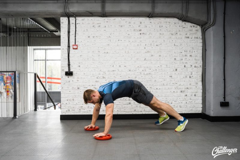 Круговая тренировка с дисками от штанги: 7 эффективных упражнений. Изображение номер 34