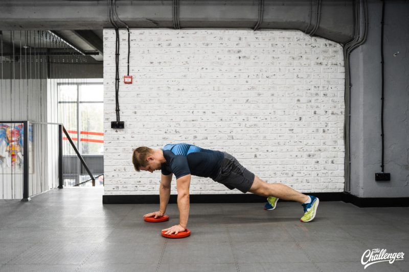 Круговая тренировка с дисками от штанги: 7 эффективных упражнений. Изображение номер 31