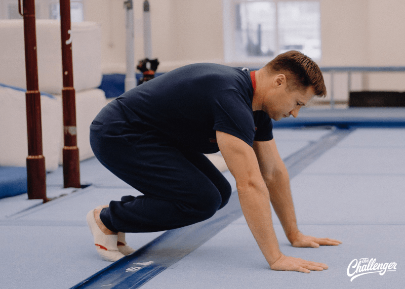 Упражнение дня: стойка на руках от олимпийского чемпиона Алексея Немова. Изображение номер 1