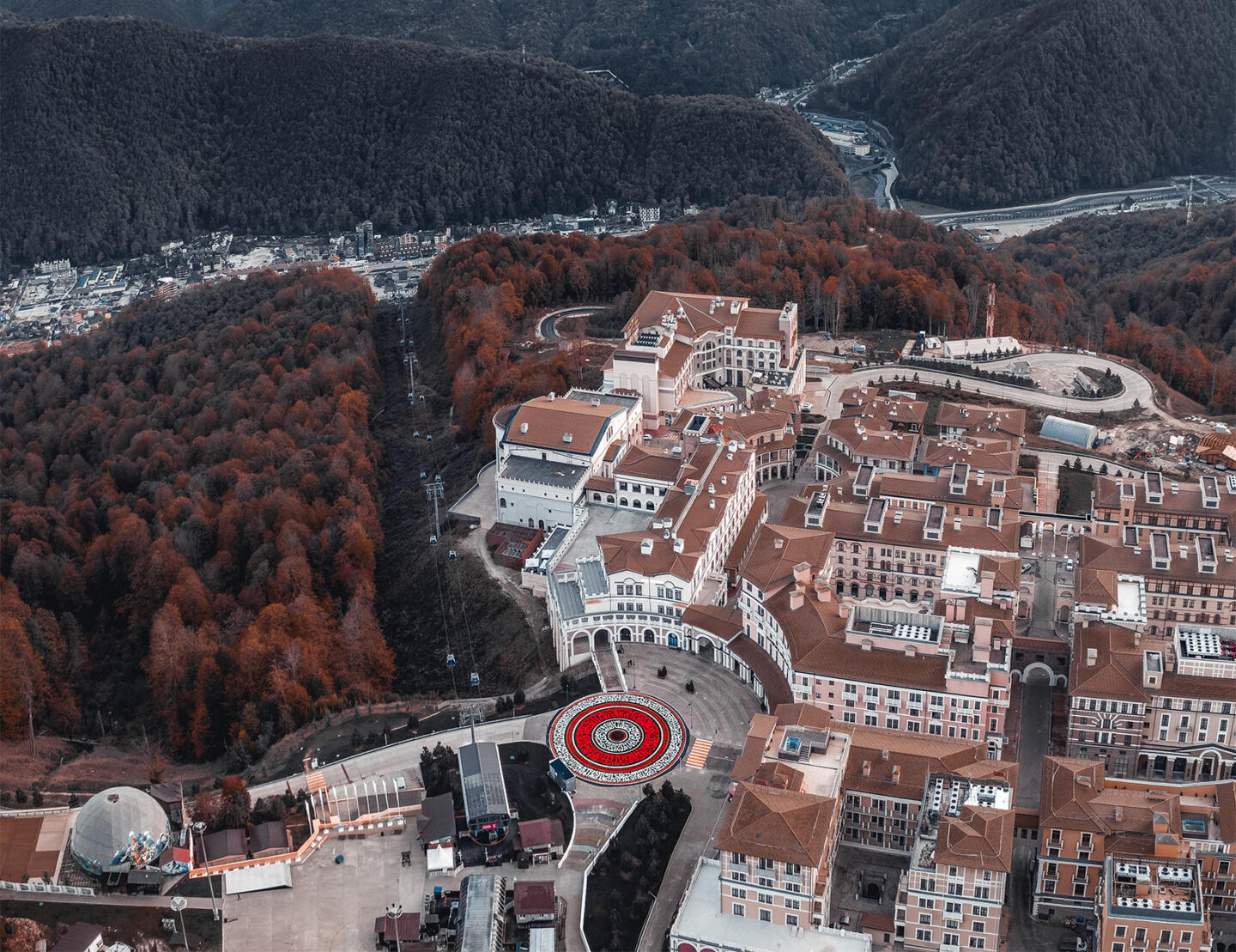 Покрас Лампас расписал площадь на курорте «Красная Поляна». Изображение номер 2