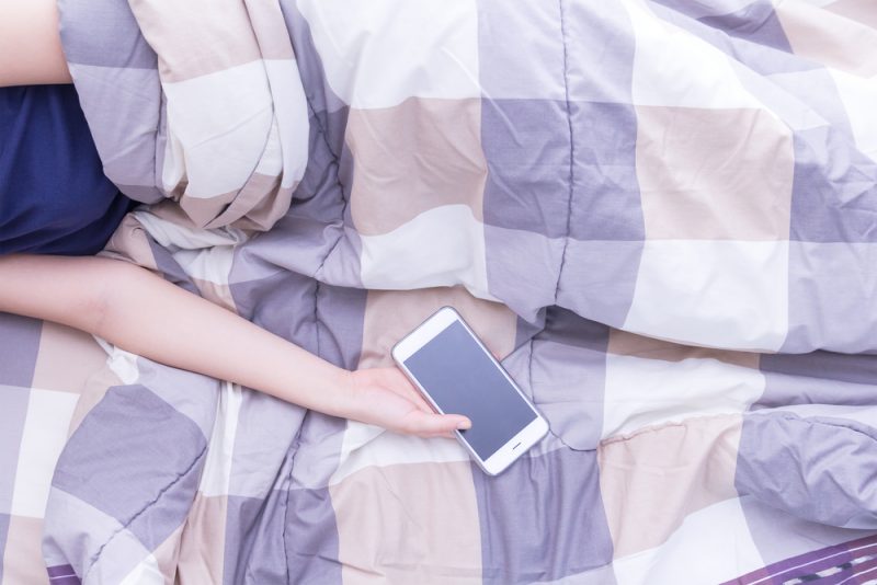Челленжд дня: отключите смартфон за час до сна. Изображение номер 1