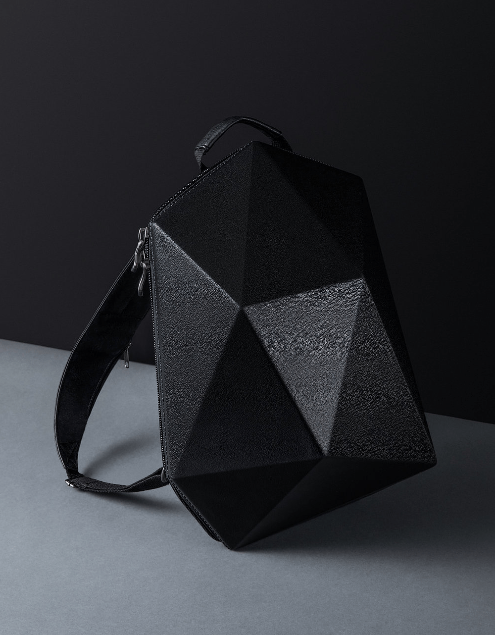 Яркие, классические и непромокаемые: 8 крутых рюкзаков на осень. Изображение номер 8