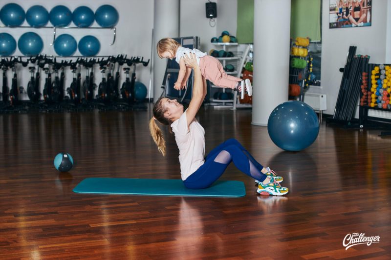 Как тренироваться с ребёнком: 6 силовых упражнений для родителей. Изображение номер 3
