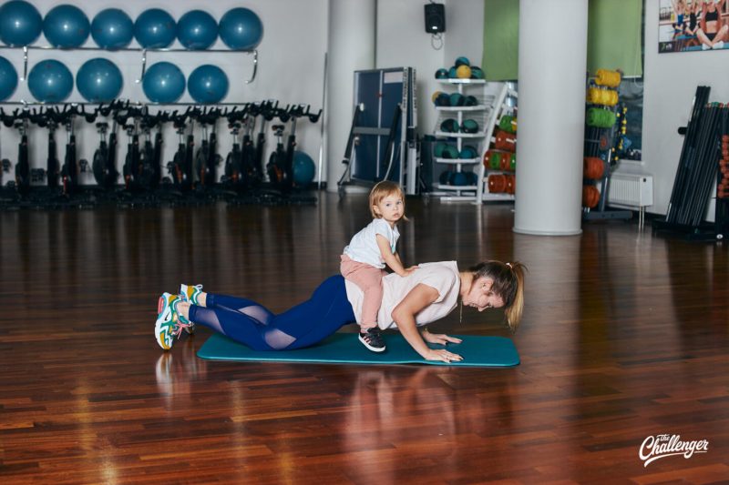 Как тренироваться с ребёнком: 6 силовых упражнений для родителей. Изображение номер 6