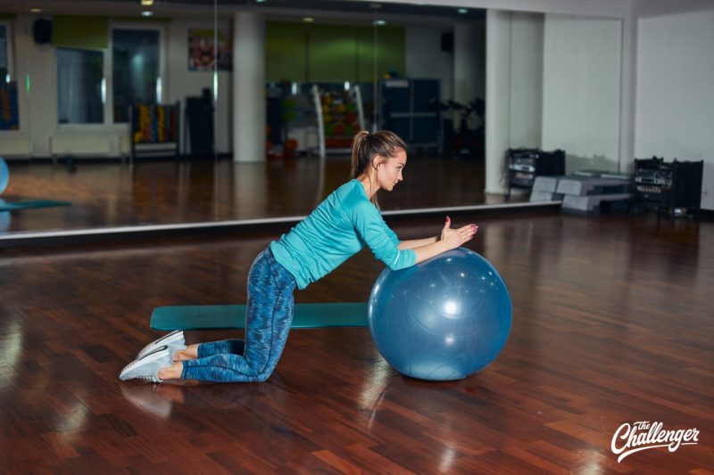 Как тренироваться с фитболом: 6 упражнений, которые прокачают всё тело. Изображение номер 8