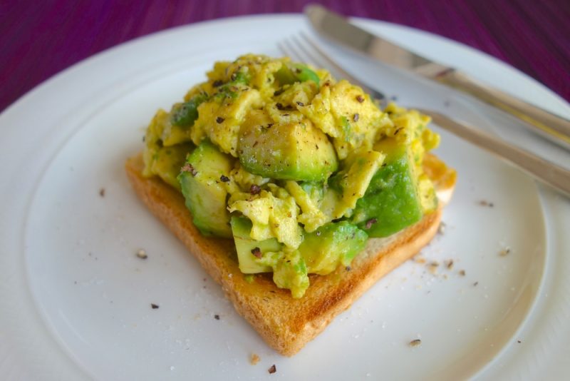 Изображение рецепта Омлет с тостами, зеленью и авокадо