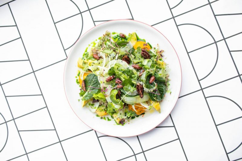 Изображение рецепта Большой «зелёный» салат с киноа, авокадо и заправкой poppy seed