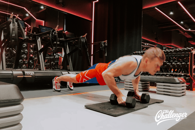 Упражнение дня: поочерёдная тяга гантелей от олимпийского чемпиона Юрия Постригая. Изображение номер 1