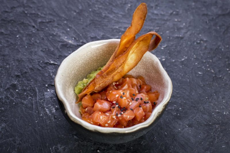 Изображение рецепта Тартар из лосося с пюре из авокадо и чипсами из пастернака