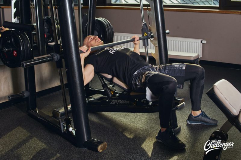 Как прокачать грудные мышцы: упражнения на тренажёрах для мужчин. Изображение номер 3