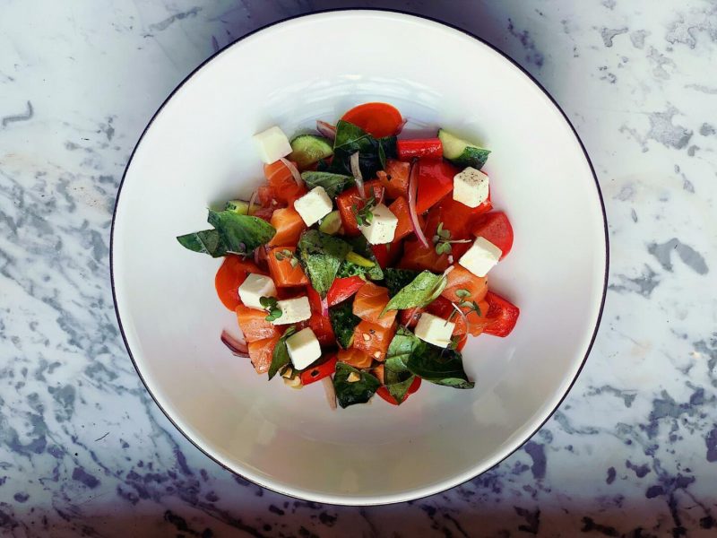 Изображение рецепта Салат с маринованным лососем, овощами и фетой