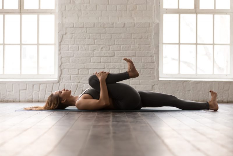 7 упражнений для растяжки мышц спины и расслабления. Изображение номер 1