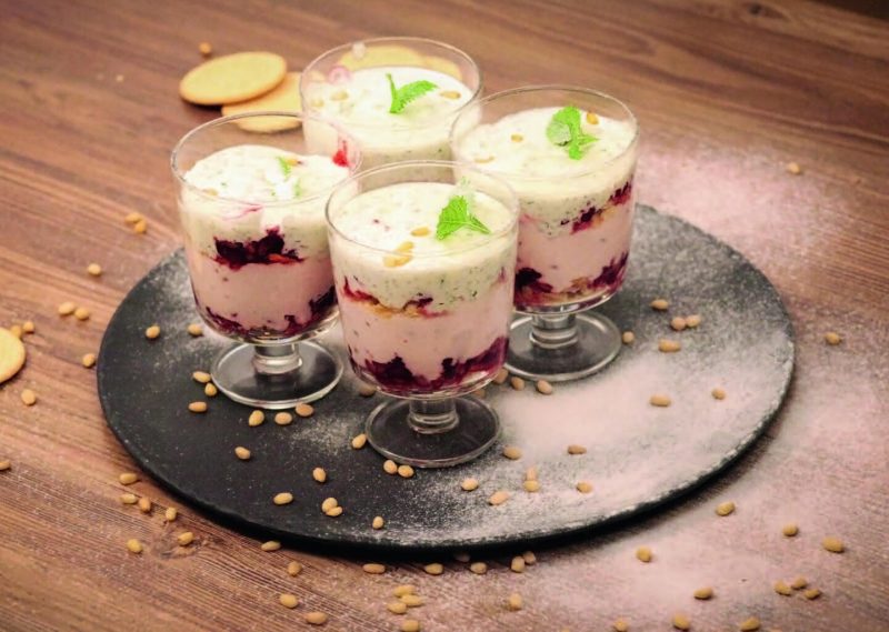 Изображение рецепта Сметанный десерт с брусничным вареньем