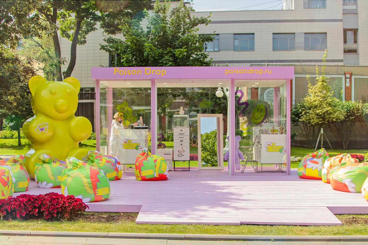 Летний магазин украшений Poison Drop открылся в саду «Эрмитаж». Изображение номер 3