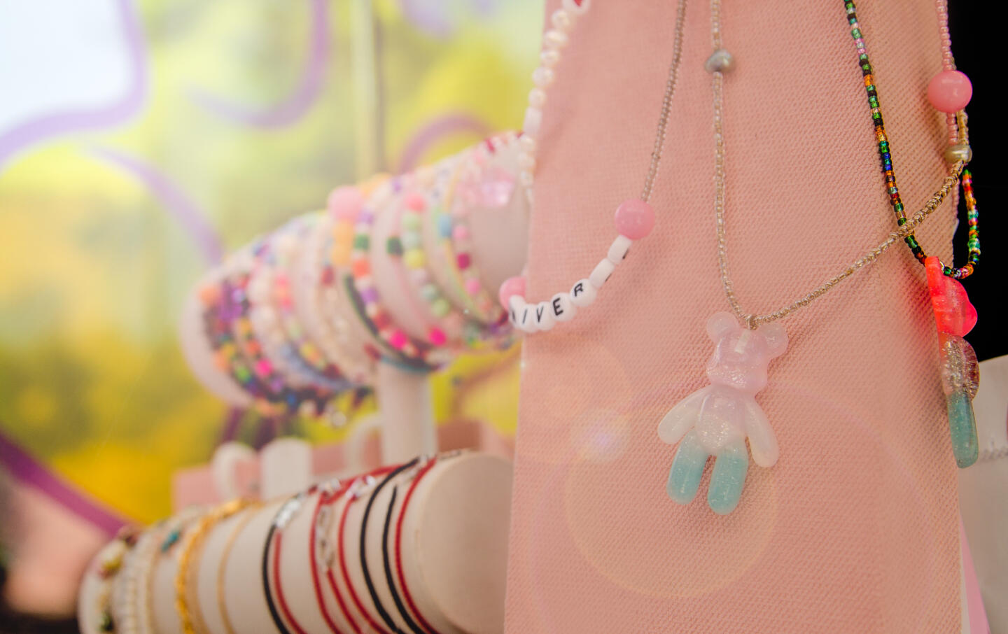 Летний магазин украшений Poison Drop открылся в саду «Эрмитаж». Изображение номер 1