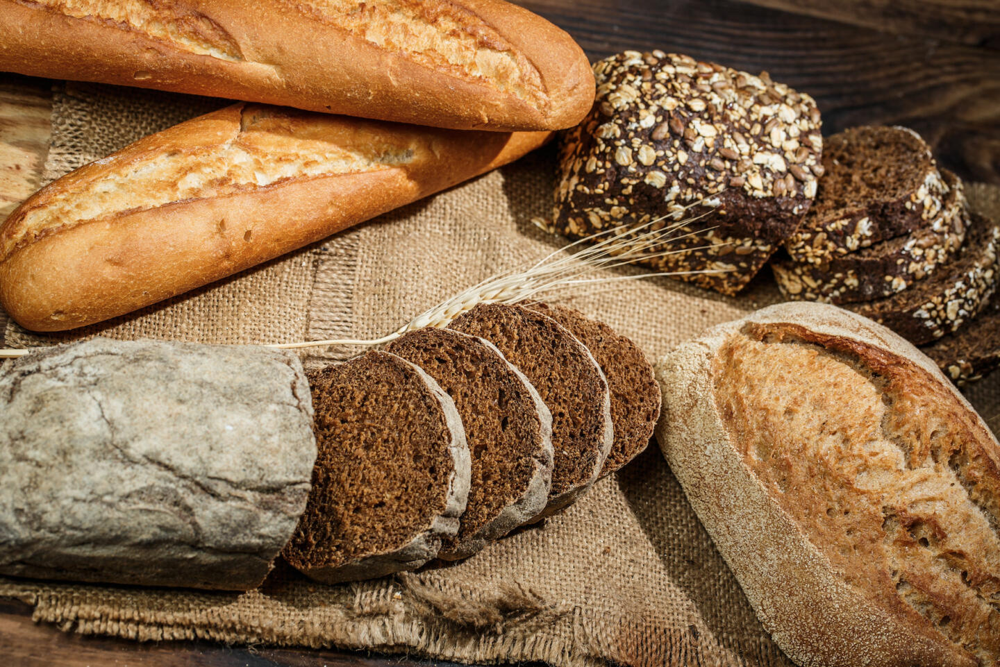Из какой зерновой культуры делают хлеб. Хлеб с семечками. Черный хлеб с семечками. Батон черного хлеба. Древнее хлебопечение.