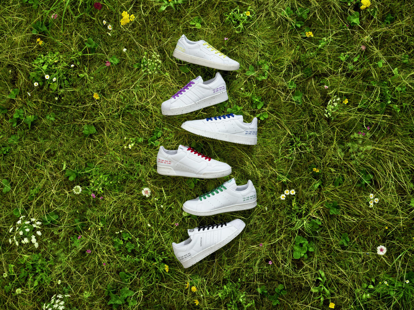 Компания adidas выпустила классические силуэты кроссовок из переработанных материалов. Изображение номер 2