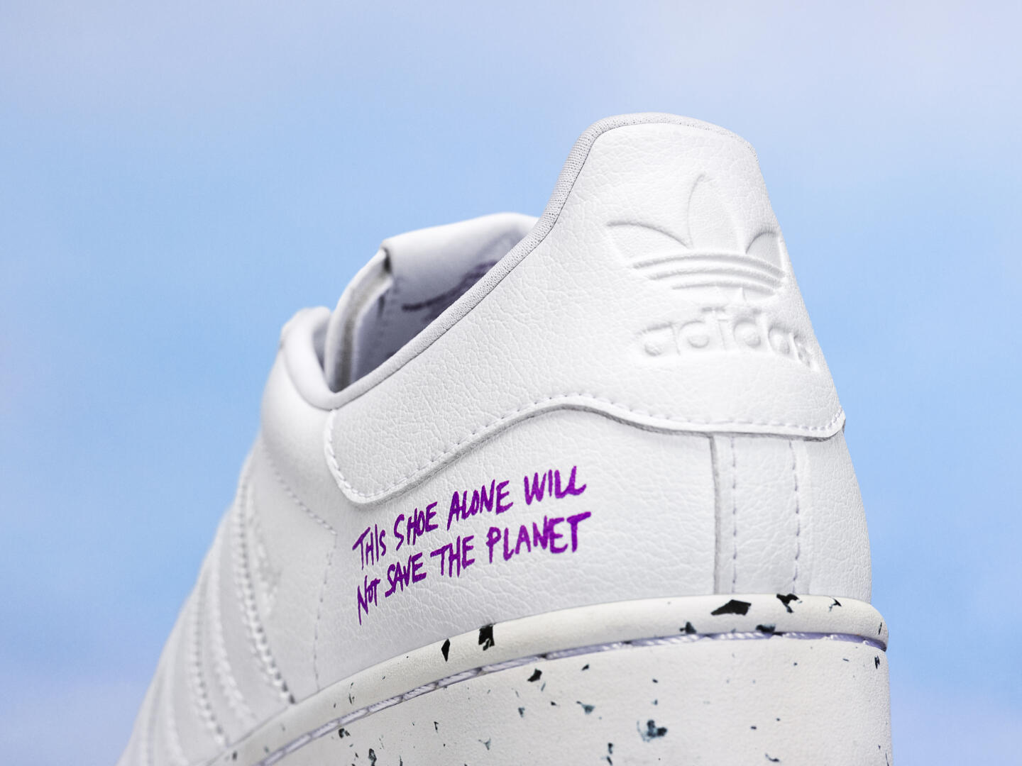 Компания adidas выпустила классические силуэты кроссовок из переработанных материалов. Изображение номер 3