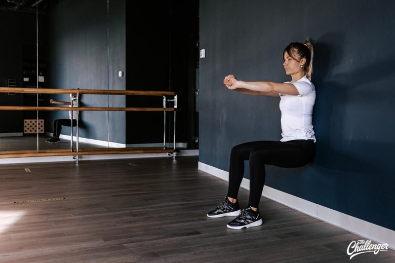 Тренировка у стены: 6 упражнений, которые прокачают всё тело. Изображение номер 1