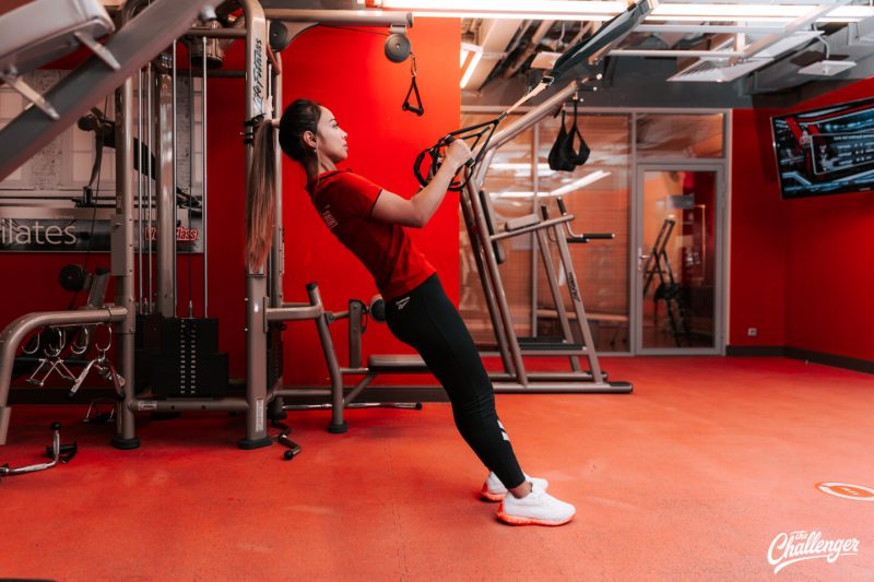 Что делать в фитнес-клубе новичку: 7 простых упражнений с тренажёрами и без них. Изображение номер 2