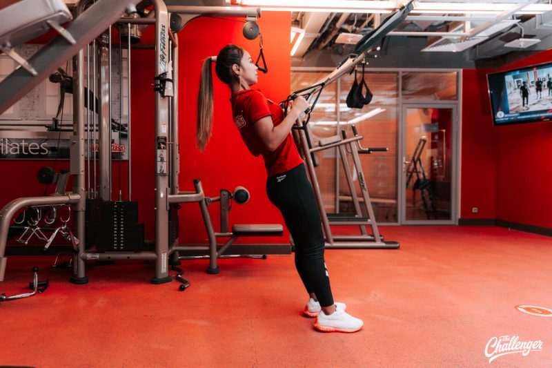 Что делать в фитнес-клубе новичку: 7 простых упражнений с тренажёрами и без них. Изображение номер 3