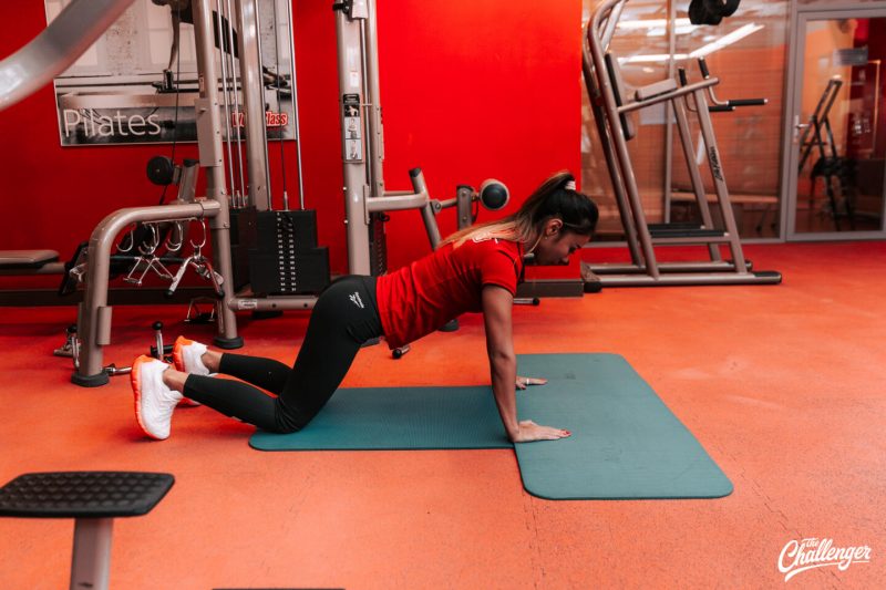 Что делать в фитнес-клубе новичку: 7 простых упражнений с тренажёрами и без них. Изображение номер 4