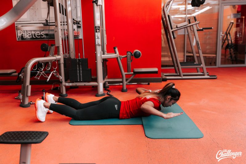 Что делать в фитнес-клубе новичку: 7 простых упражнений с тренажёрами и без них. Изображение номер 6