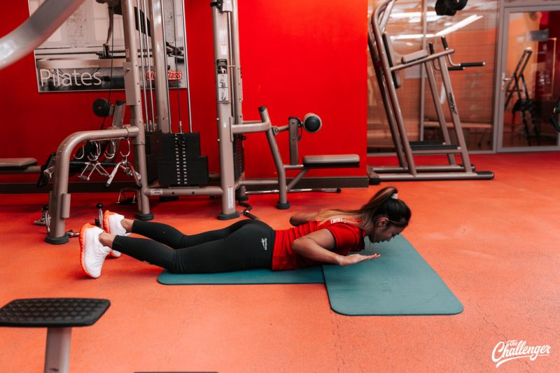 Что делать в фитнес-клубе новичку: 7 простых упражнений с тренажёрами и без них. Изображение номер 8