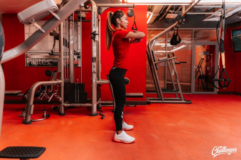 Что делать в фитнес-клубе новичку: 7 простых упражнений с тренажёрами и без них. Изображение номер 9