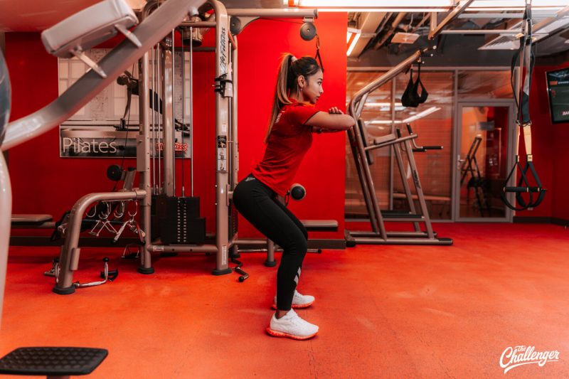 Что делать в фитнес-клубе новичку: 7 простых упражнений с тренажёрами и без них. Изображение номер 10