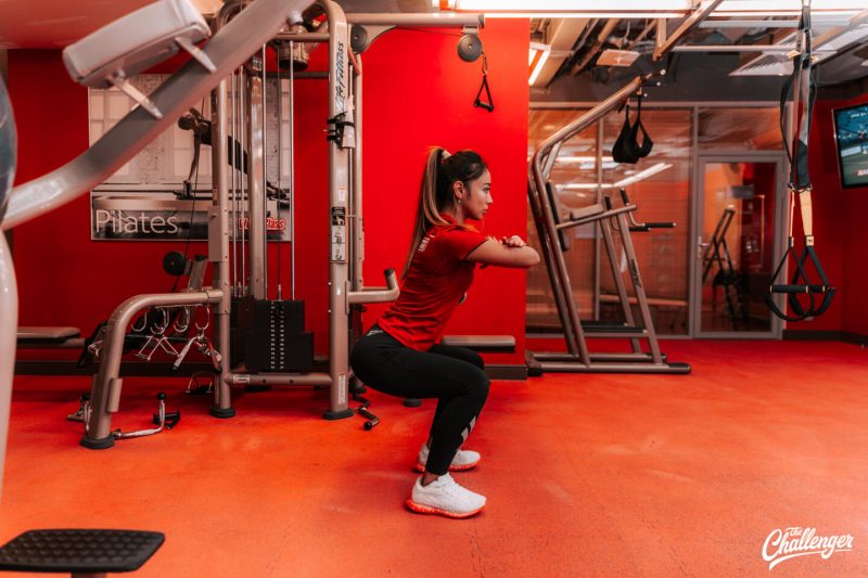 Что делать в фитнес-клубе новичку: 7 простых упражнений с тренажёрами и без них. Изображение номер 11