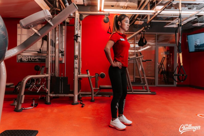 Что делать в фитнес-клубе новичку: 7 простых упражнений с тренажёрами и без них. Изображение номер 21